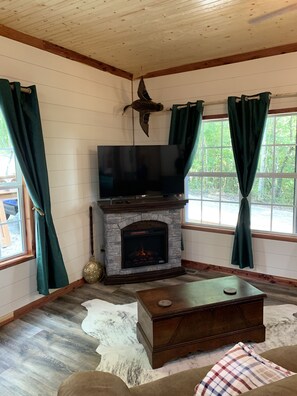 Smart-tv, een open haard, videospelletjes en boeken