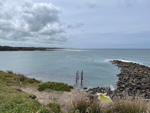 Beach nearby, sun-loungers - The Bach on Dorset 🌊 (Opunake)