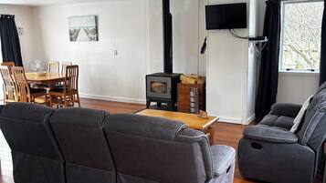 TV, caminetto, lettore DVD, libri