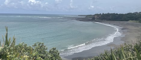 Una spiaggia nelle vicinanze, lettini da mare