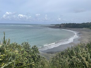 Beach nearby, sun-loungers - The Bach on Dorset 🌊 (Opunake)