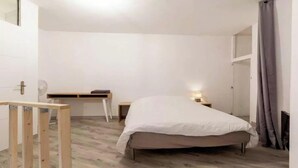 A bedroom with a bed, a desk, and a chair. - DUPLEX DU GET ★ CENTER ★ WIFI (Revel)