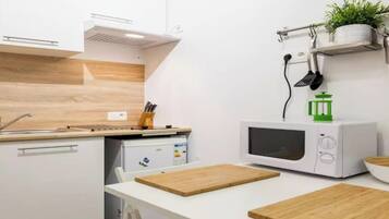 Kjøleskap, mikrobølgeovn, kokeplater og kaffetrakter/tekoker