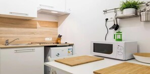 Kylskåp, mikrovågsugn, spishäll och kaffe- och tebryggare