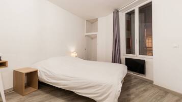 1 habitación, tabla de planchar con plancha y cuna de viaje