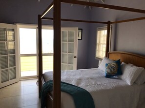 3 makuuhuonetta, työpöytä, silitysrauta/-lauta, vauvan matkasänky