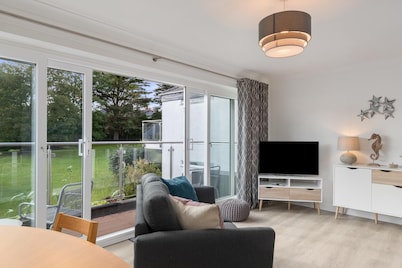 25 Coedrath Park - Sea Views From Balcony Short Walk to Beach Parking