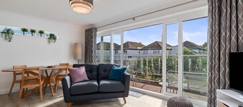 25 Coedrath Park - Sea Views From Balcony Short Walk to Beach Parking