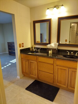 Combined shower/bathtub, hair dryer, towels, soap