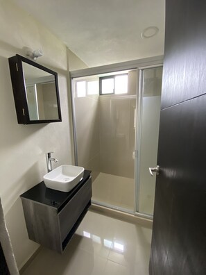 Duschwanne, Haartrockner, Handtücher, Toilettenpapier
