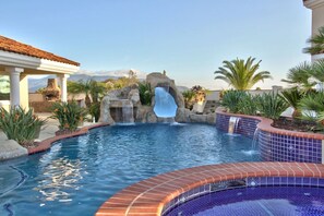 Piscine avec cascade