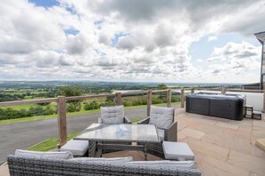 Outdoor dining - Valley View Lodge Sleeps 8 with Hot Tub (Preston)