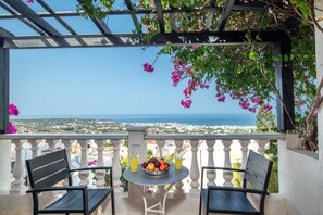 Outdoor dining - Apartment - Sleeps 10 - Parking - Garden - Pool (Heraklio)