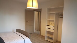 Una camera da letto con un letto, un armadio e una cabina armadio.