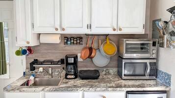 Een koelkast, een magnetron, een oven, een koffiezetapparaat/waterkoker