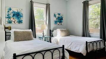 2 soverom, skrivebord, strykejern/-brett og wi-fi (inkludert)