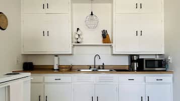 Frigorifero, microonde, piano cottura, lavastoviglie