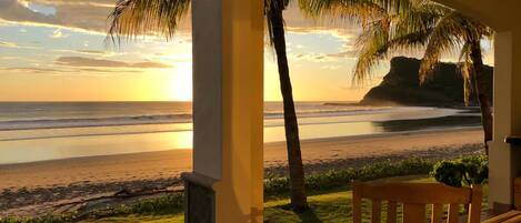 En la playa y toallas de playa