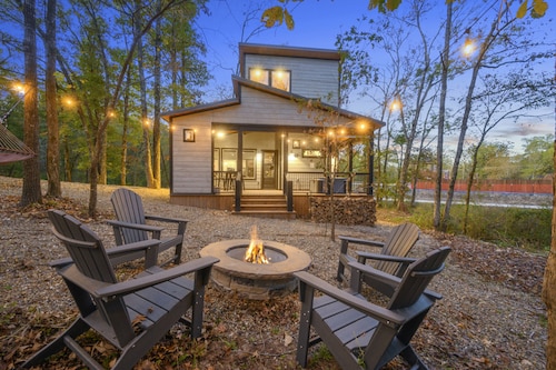 *Brand New! 2021 Built* Modern/Champagne Bliss Cabin-2bd 3bth-Sleeps 8 - Hot tub