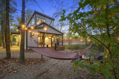 *Brand New! 2021 Built* Modern/Champagne Bliss Cabin-2bd 3bth-Sleeps 8 - Hot tub