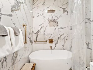 Duschwanne, Haartrockner, Bidet, Handtücher