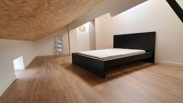 1 bedroom, iron/ironing board, travel cot, free WiFi
