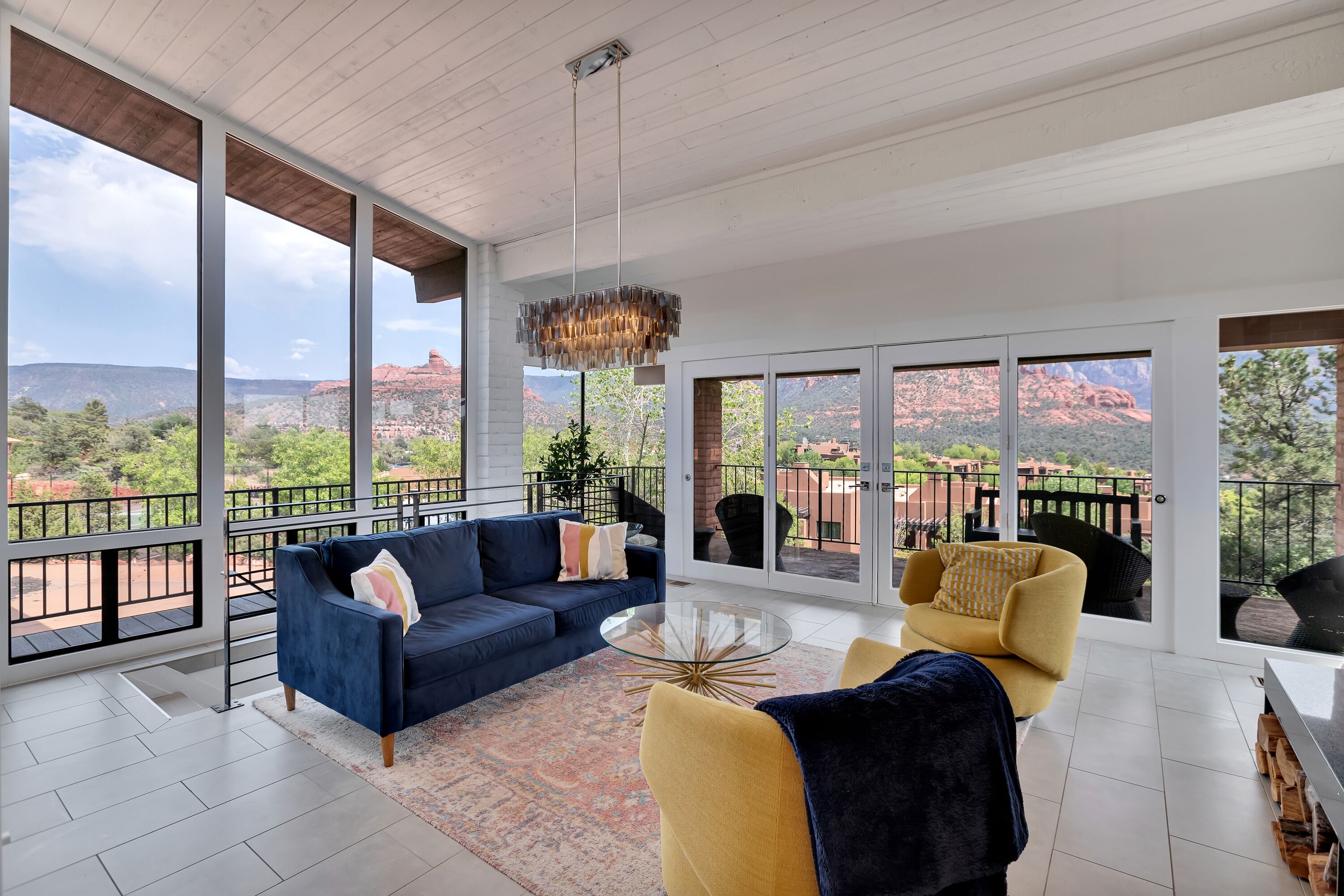 Walk to Uptown, Fantastic Red Rock View, Hot Tub, Family Friendly