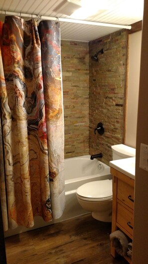 Chuveiro/banheira combinados, secador de cabelo, toalhas de banho