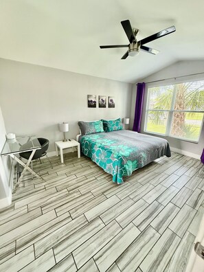 3 間睡房、書桌、熨斗/熨衫板、可攜式嬰兒床