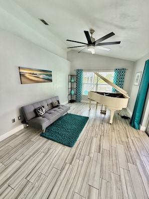 Smart TV, fireplace, ping pong, books