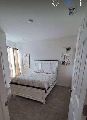 3 habitaciones, tabla de planchar con plancha, wifi y ropa de cama 