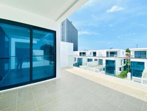 Terrace/patio - Grand White Town 4BR (Pattaya)