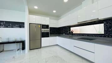 Stovetop, cookware/dishes/utensils, freezer, kitchen islands