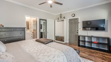 4 bedrooms, desk, iron/ironing board, free WiFi