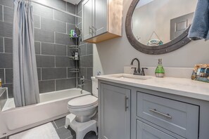 Bathtub, hair dryer, towels, soap - 4BR/2BA, 3 Decks, Grill, Fire Pit, LG Dining Table, LG Sectional, Porch lights. (Atlanta)