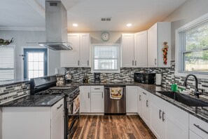 ثلاجة، ميكروويف، فرن، موقد طهي مسطح