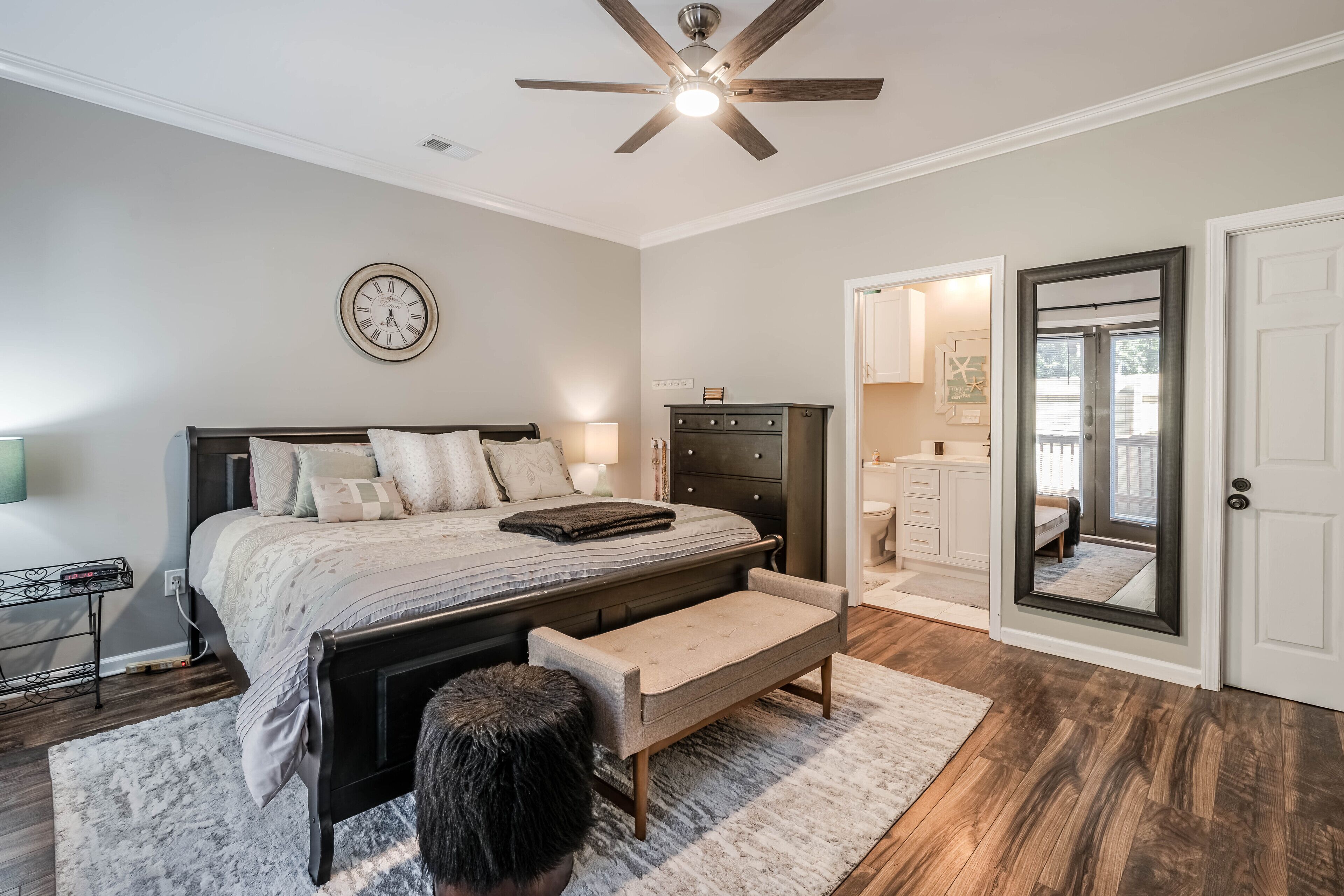 4 slaapkamers, een bureau, een strijkplank/strijkijzer, gratis wifi