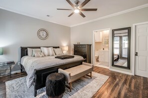 4 slaapkamers, een bureau, een strijkplank/strijkijzer, gratis wifi