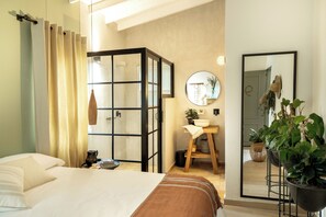 Standard Room | Bathroom | Shower, rainfall showerhead, eco-friendly toiletries, hair dryer - Hotel Quinta Ladera (Medellín)