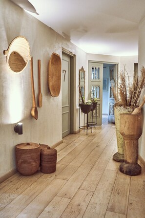 Family Suite | Living area | Books - Hotel Quinta Ladera (Medellín)