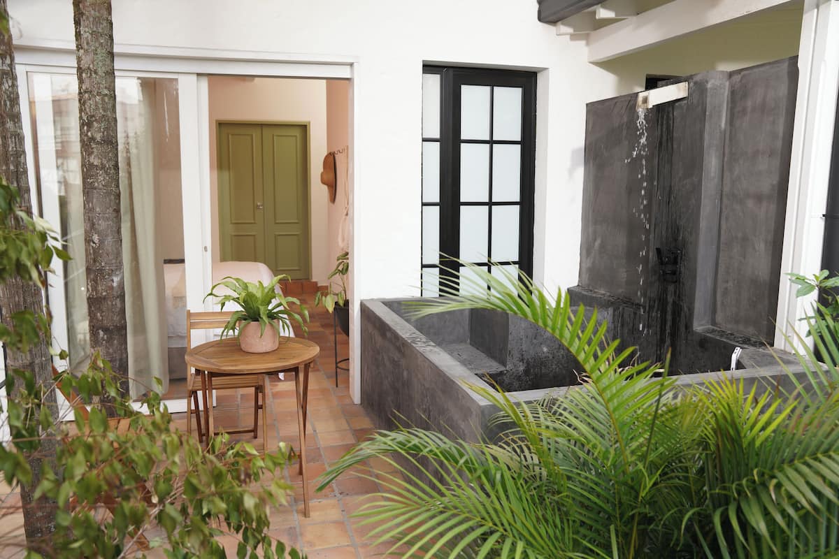 Deluxe Room, 1 King Bed, Bathtub, Garden View