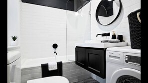 Ensemble douche/baignoire, sĂšche-cheveux, serviettes fournies, savon