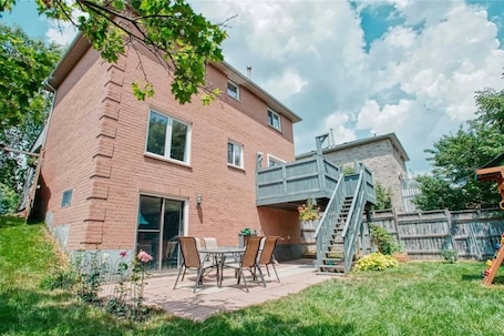 Outdoor dining. Entire place, Ground level walkout Basement with Huge backyard