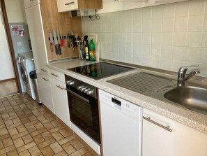 Kühlschrank, Mikrowelle, Ofen, Geschirrspüler