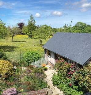 Property grounds - Le haras: fully restored Normandy farmhouse, cosy, with golf and tennis courts. (Luneray)