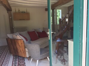 TV, peis, DVD-spiller og bøker