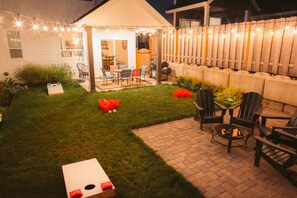 Outdoor dining - Cozy Modern Farmhouse, King bed, great yard, pets! (Oak Grove)