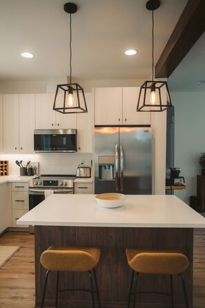 Refrigerador, microondas, horno y parrilla de estufa