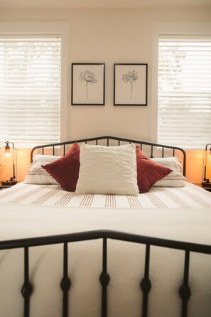 3 bedrooms, iron/ironing board, travel crib, free WiFi - Cozy Modern Farmhouse, King bed, great yard, pets! (Oak Grove)