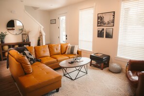 Smart TV, fireplace - Cozy Modern Farmhouse, King bed, great yard, pets! (Oak Grove)